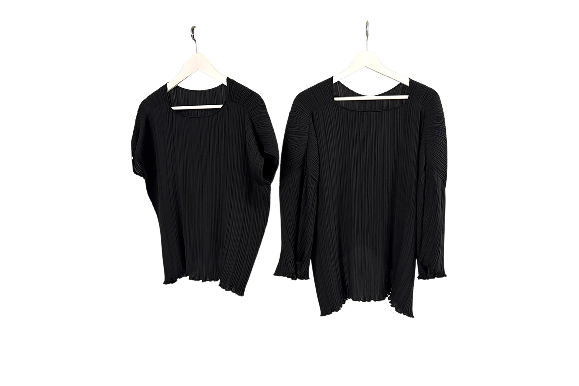 2 BLUSE IN TESSUTO COLORE NERO, 1 A MANICHE CORTE E 1 A MANICHE LUNGHE, LUNGHEZZA 65 CM