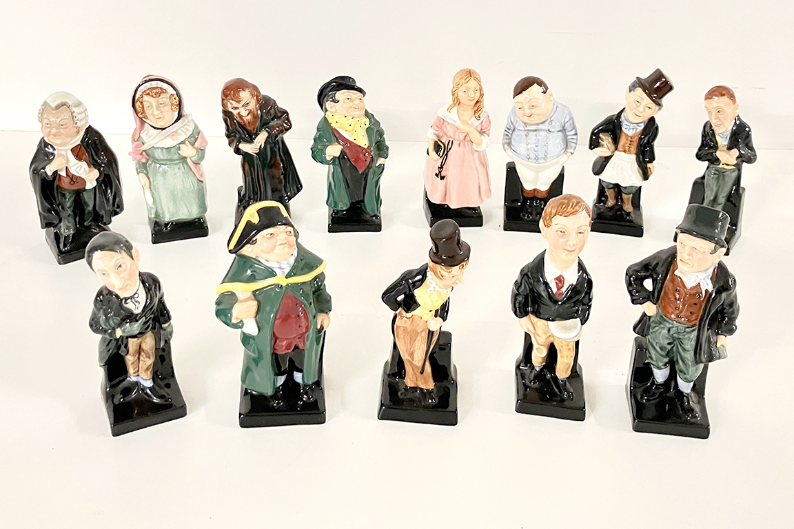 13 STATUETTE IN PORCELLANA ROYAL DOULTON RAFFIGURANTI PERSONAGGI DI CHARLES DICKENS DIM. 10 CM