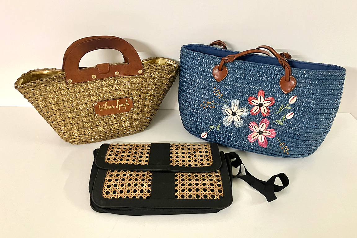 3 BORSE ESTIVE: 1 WILMA SPAGLI DORATA DIM. 43x20x16 CM, 1 CON FIORI DI RAFIA DIM. 40x24x17 CM, 1 IN MIDOLLINO DIM. 32x23x6CM