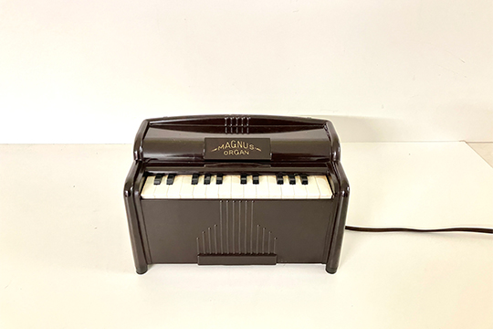 1 ORGANETTO “MAGNUS” MOD. 1015, BACALITE COLORE MARRONE DIM. 28x19x16 CM (N.C.F.)