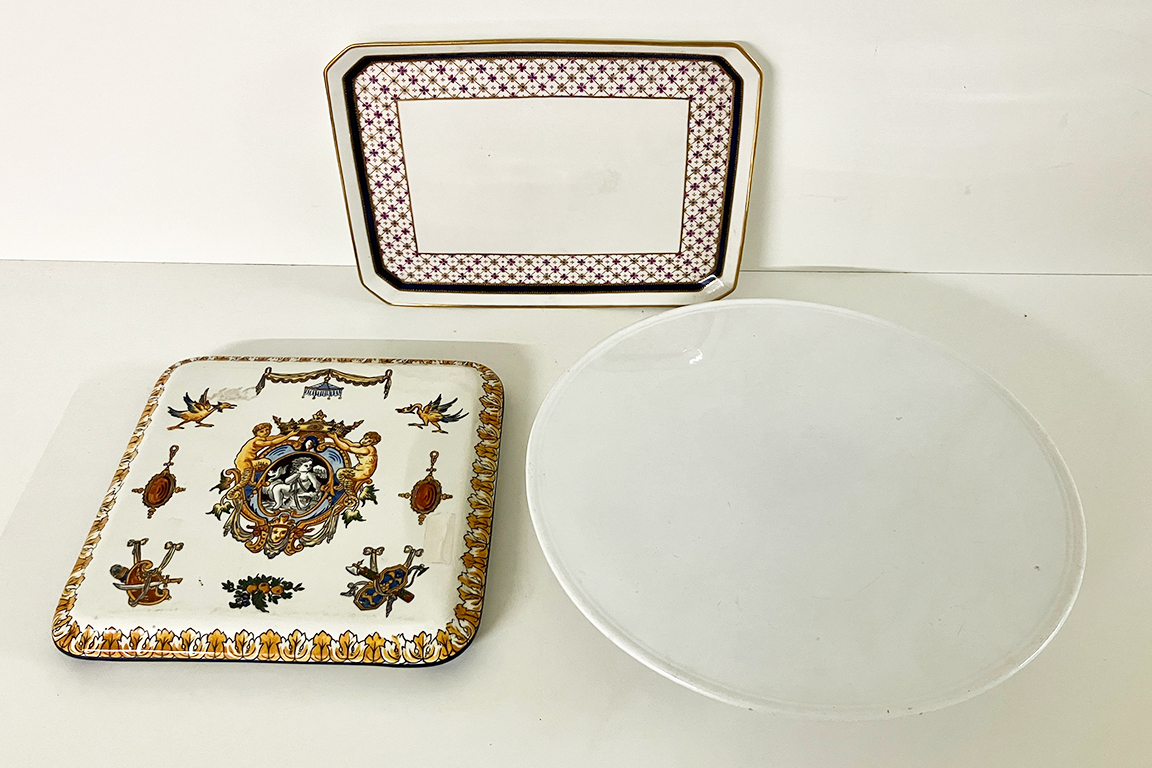 1 ALZATA PER DOLCI ROTONDA, VINTAGE, IN PORCELLANA VILLEROY & BOCH DIM. 34x7 CM, 1 SOTTOPENDOLA QUADRATO IN CERAMICA DIPINTA GIEN FRANCE DIM. 26x26x4 CM E 1 VASSOIO RETTANGOLARE IN CERAMICA DIM. 30x23x2 CM