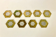 9 SOTTOBICCHIERI ESAGONALI, STILE BRUTALISMO, IN ALLUMINIO E OTTONE DIM. 9x9 CM