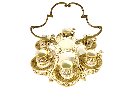 1 ALZATA PORTATAZZE IN PORCELLANA CAPODIMONTE CON MANICO IN METALLO E 6 TAZZE DA CAFFÈ CON PIATTINO DIM. 34x34x34 CM