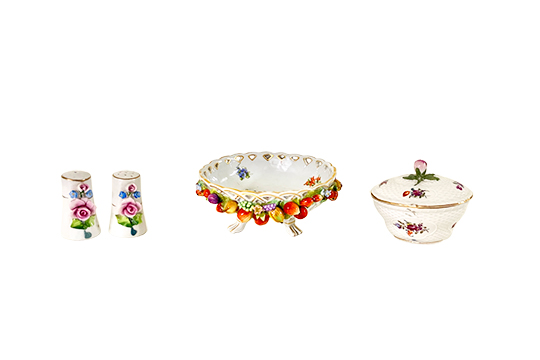 1 CENTROTAVOLA DIM. 16x7x16 CM, 1 PORTABONBON DIM. 10x9x8 CM E 1 COPPIA SALE E PEPE DIM. 4x7x4 CM, PORCELLANA DIPINTA
