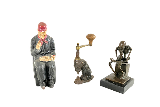 1 STATUETTA SALVADANAIO DIM. 8x20x11 CM, 1 PERFORATRICE IN METALLO A FORMA DI LEONE DIM. 5x17x10 CM E 1 STATUETTA IN METALLO RAFFIGURANTE SCHELETRO NELLA POSA DEL PENSATORE DI RODIN DIM. 8x16x8 CM