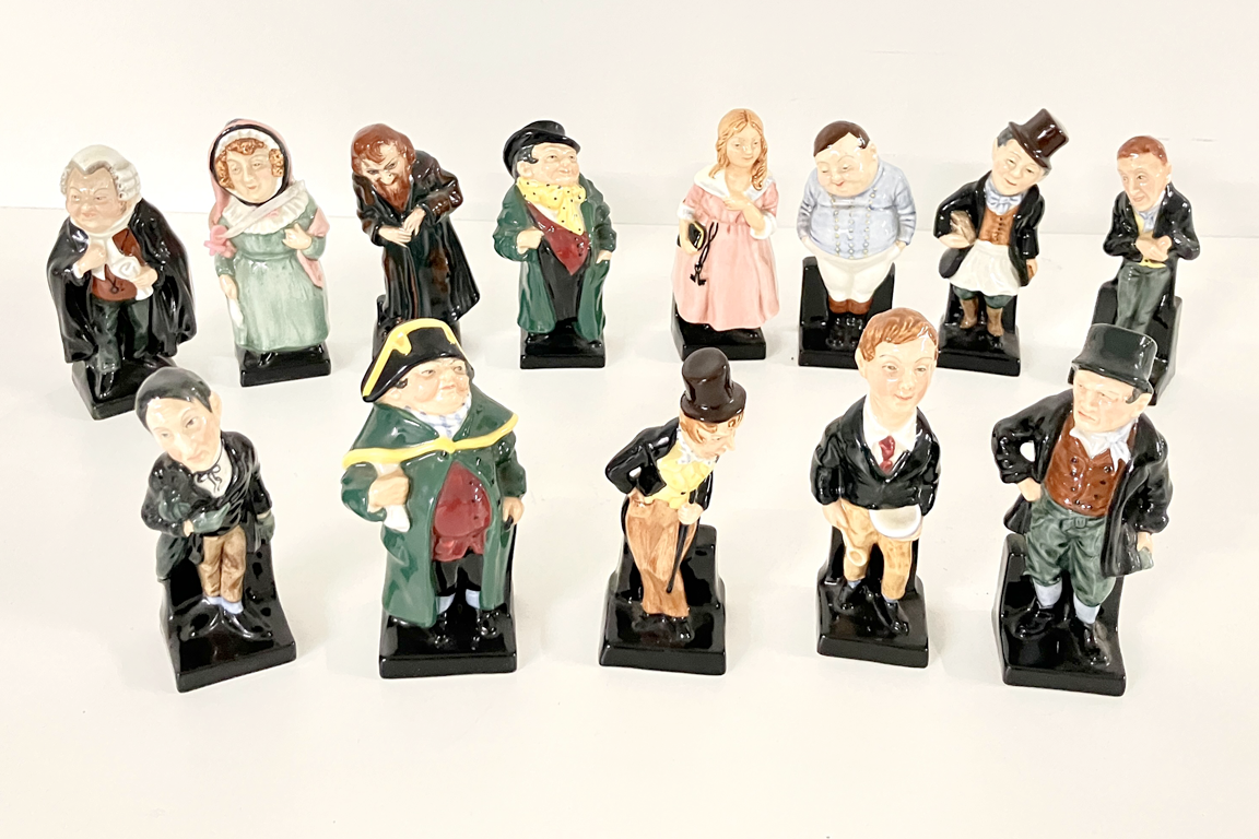 13 STATUETTE IN PORCELLANA ROYAL DOULTON RAFFIGURANTI PERSONAGGI DI CHARLES DICKENS DIM. 10 CM