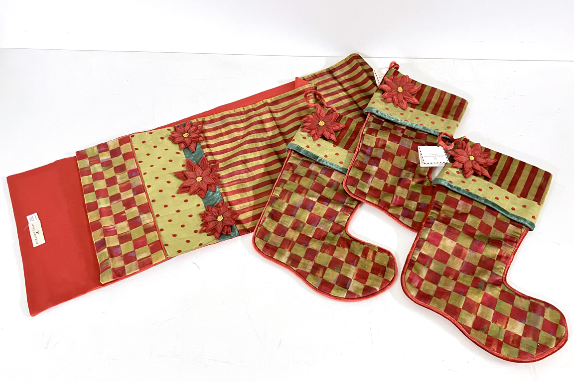 1 RUNNER (DIM. 32x176 CM) E 3 CALZE PER CAMINO (DIM. 29x32 CM) FIRMATI MACKENZIE-CHILDS
